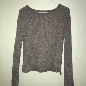 gray knitted long sleeve sweater